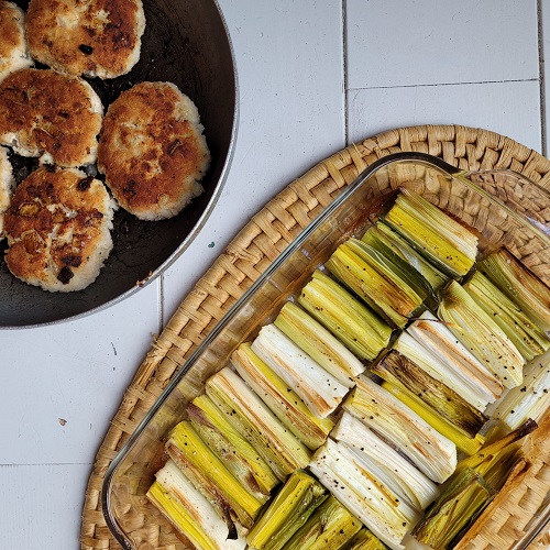 Kokos-Kipburgers met Geroosterde Prei – Menuut